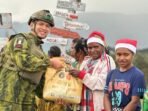 Yonif 600/Modang melaksanakan kegiatan berbagi hadiah dan bingkisan kepada masyarakat di sejumlah kampung dan gereja di wilayah Ilaga, Kabupaten Puncak, Papua, pada Kamis (25/12/2025). Foto: HO/Pendam VI/Mlw