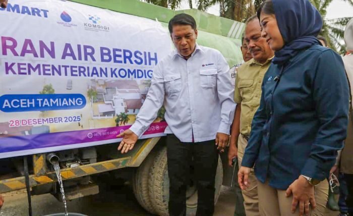 Head of Sales XLSMART Northern 1 West, Horas Lubis bersama Menteri Komunikasi dan Digital Republik Indonesia, Meutya Viada Hafid saat mengunjungi lokasi penyaluran bantuan air bersih dari XLSMART di Kantor SAMSAT Aceh Tamiang pada Minggu (28/12/2025). Foto: HO/XLSMART