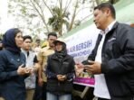 Head of Sales XLSMART Northern 1 West, Horas Lubis bersama Menteri Komunikasi dan Digital Republik Indonesia, Meutya Viada Hafid saat mengunjungi lokasi penyaluran bantuan air bersih dari XLSMART di Kantor SAMSAT Aceh Tamiang pada Minggu (28/12/2025). Foto: HO/XLSMART