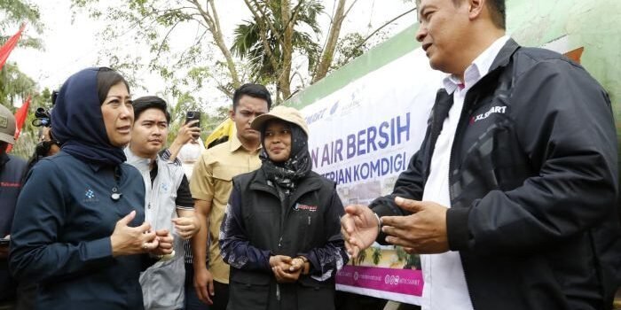 Head of Sales XLSMART Northern 1 West, Horas Lubis bersama Menteri Komunikasi dan Digital Republik Indonesia, Meutya Viada Hafid saat mengunjungi lokasi penyaluran bantuan air bersih dari XLSMART di Kantor SAMSAT Aceh Tamiang pada Minggu (28/12/2025). Fot