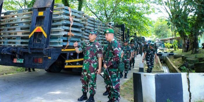 Pangdam VI/Mlw, Mayjen TNI Krido Pramono, S.H., M. Si., pimpin Apel Gelar Pasukan Kesiapan Yonzipur 17/AD dalam rangka membantu percepatan penanganan pasca bencana alam di Provinsi Aceh, pada Rabu (24/12/2025). Foto: HO/Pendam VI/Mlw