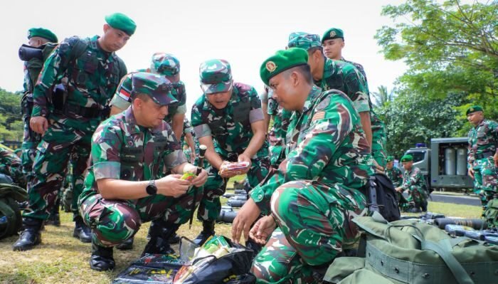 Pangdam VI/Mlw, Mayjen TNI Krido Pramono, S.H., M. Si., pimpin Apel Gelar Pasukan Kesiapan Yonzipur 17/AD dalam rangka membantu percepatan penanganan pasca bencana alam di Provinsi Aceh, pada Rabu (24/12/2025). Foto: HO/Pendam VI/Mlw