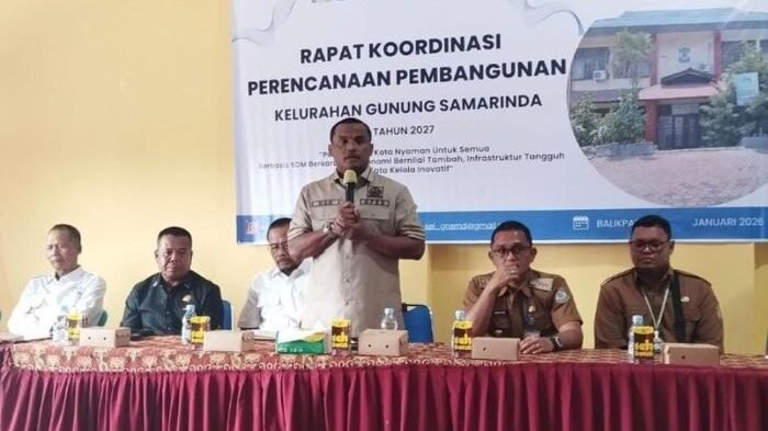 Anggota DPRD Kota Balikpapan, Halili Adinegara saat mengikuti Rapat Koordinasi Perencanaan Pembangunan, Kelurahan Gunung Samarinda, Kecamatan Balikpapan Utara, untuk Tahun Anggaran 2027, yang digelar di Kantor Kelurahan Gunung Samarinda, pada Senin (19/1/2026). Foto: BorneoFlash/Ist