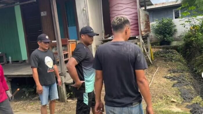 Anggota DPRD Kota Balikpapan, Halili Adinegara, turun langsung ke lapangan untuk meninjau kondisi infrastruktur yang selama ini dinilai belum tersentuh perbaikan, pada Minggu (18/1/2026). Foto: BorneoFlash/Niken Sulastri