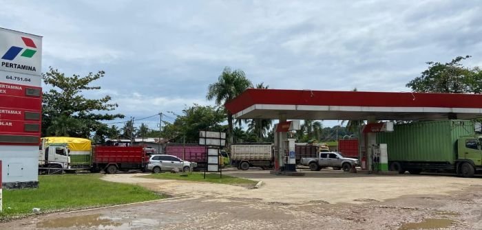 Antrean kendaraan pengantre biosolar di salah satu SPBU di Samarinda. Foto: BorneoFlash/Nur Ainunnisa