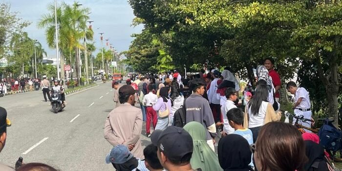 Antusias para pelajar dan warga menyambut kedatangan Presiden Republik Indonesia Prabowo Subianto ke Kota Balikpapan, pada Senin (12/1/2026). Foto: BorneoFlash.com/Niken Sulastri