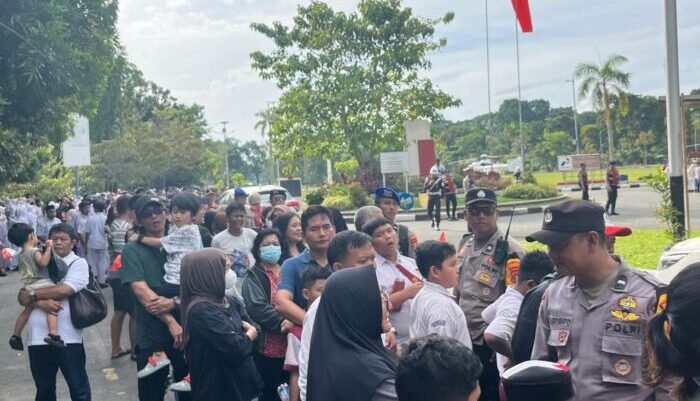 Antusias para pelajar dan warga menyambut kedatangan Presiden Republik Indonesia Prabowo Subianto ke Kota Balikpapan, pada Senin (12/1/2026). Foto: BorneoFlash.com/Niken Sulastri