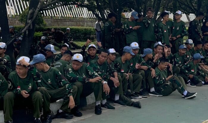 Para pelajar Balikpapan menyambut kedatangan Presiden Republik Indonesia Prabowo Subianto ke Kota Balikpapan, pada Senin (12/1/2026). Foto: BorneoFlash.com/Niken Sulastri