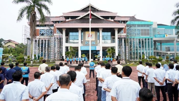 Apel Bersama PLN Group Kaltimra dalam rangka memperingati Bulan K3 Nasional Tahun 2026 di halaman Kantor PLN UIP KLT, Balikpapan, Selasa (20/1/2026). Foto: HO/PLN UIP KLT