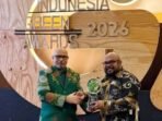 Area Manager Communication, Relations & CSR PT KPI Unit Balikpapan, Dodi Yapsenang (kanan) menerima penghargaan atas prestasi di tingkat nasional dengan meraih Indonesia Green Awards 2026 pada kategori Inovasi Sosial dan Rekayasa Teknologi Hijau. Penghargaan tersebut diraih melalui Program Kampung Baru Ilir Mandiri, Indah, dan Sejahtera (KALIANDRA). Foto: HO/KPI Unit Balikpapan