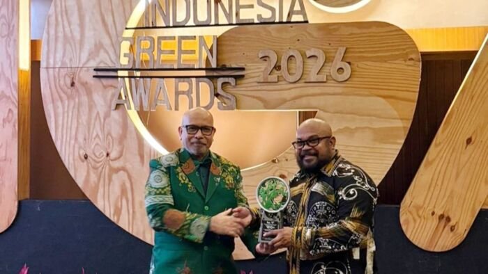 Area Manager Communication, Relations & CSR PT KPI Unit Balikpapan, Dodi Yapsenang (kanan) menerima penghargaan atas prestasi di tingkat nasional dengan meraih Indonesia Green Awards 2026 pada kategori Inovasi Sosial dan Rekayasa Teknologi Hijau. Penghargaan tersebut diraih melalui Program Kampung Baru Ilir Mandiri, Indah, dan Sejahtera (KALIANDRA). Foto: HO/KPI Unit Balikpapan