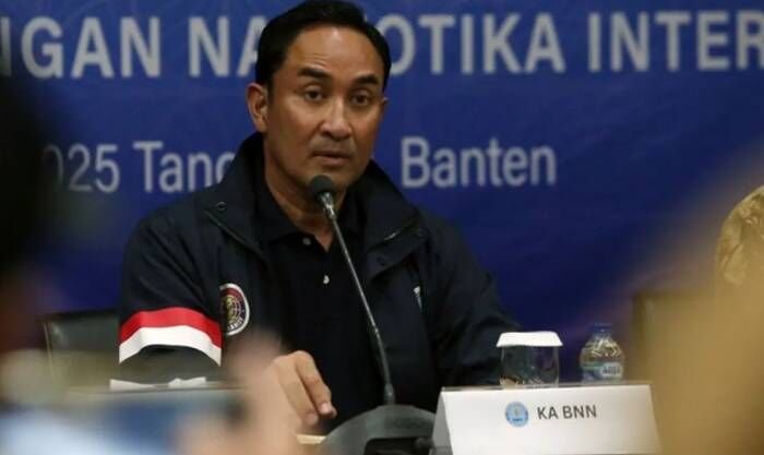 Kepala Badan Narkotika Nasional (BNN) RI Komjen Pol Suyudi Ario Seto memberikan keterangan pers terkait penangkapan buronan internasional asal Indonesia Dewi Astutik alias Mami alias Dinda di Gedung 600, Bandara Soekarno Hatta, Tangerang, Banten, Selasa (2/12/2025). Dewi Astutik alias Mami alias Dinda merupakan aktor intelektual penyelundupan dua ton sabu senilai Rp5 triliun ke Indonesia yang merupakan jaringan Golden Triangle yang digagalkan pada Mei 2025 dan berhasil ditangkap BNN bersama Kepolisian Kamboja, KBRI Phnom Penh, Atase Pertahanan RI di Kamboja, serta Badan Intelijen Strategis (BAIS) TNI di Sihanoukville, Kamboja pada Senin (1/12). FOTO : ANTARA/Muhammad Iqbal/bar