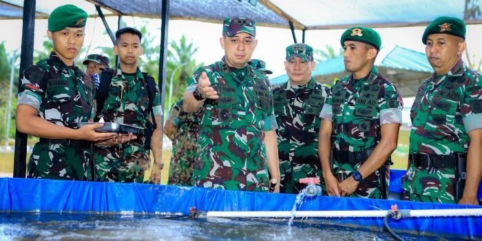 Pangdam VI/Mlw, Mayor Jenderal TNI Krido Pramono, S.H., M. Si., Saat melaksanakan kunjungan kerja ke Batalyon Infanteri Teritorial Pembangunan 826/Benuo Taka Bekerai yang berada di Jenebora, Penajam, Kabupaten Penajam Paser Utara (PPU), Kalimantan Timur, pada Senin (5/1/2026). Foto: HO/Pendam VI/Mlw