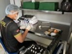 Biddokkes Polda Kaltim melaksanakan kegiatan pemeriksaan keamanan pangan (food safety) terhadap makanan di SPPG Stalkuda Polda Kaltim, pada Jumat (30/01/2026) pagi. Foto: HO/Humas Polda Kaltim