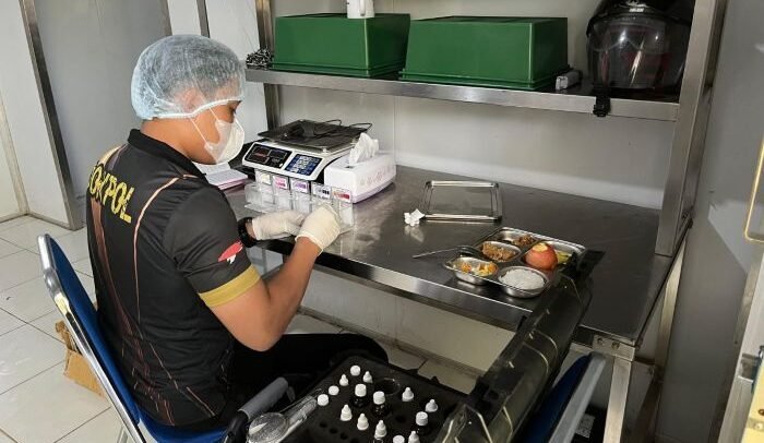 Biddokkes Polda Kaltim melaksanakan kegiatan pemeriksaan keamanan pangan (food safety) terhadap makanan di SPPG Stalkuda Polda Kaltim, pada Jumat (30/01/2026) pagi. Foto: HO/Humas Polda Kaltim