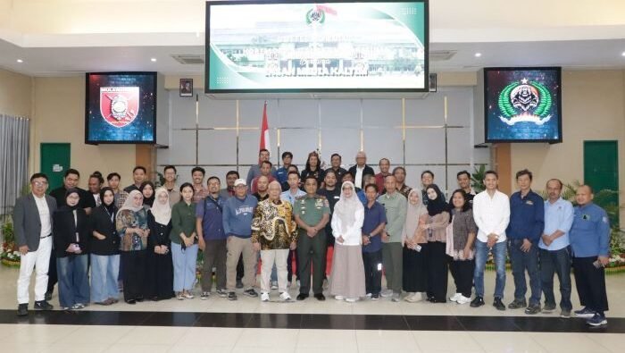 Brigjen TNI Anggara Sitompul, bersama wartawan dalam coffee morning yang berlangsung di Aula Wira Yudha Korem 091/ASN, Jalan Gajah Mada, Samarinda, pada Rabu (28/1/2026). Foto: BorneoFlash/Nur Ainunnisa