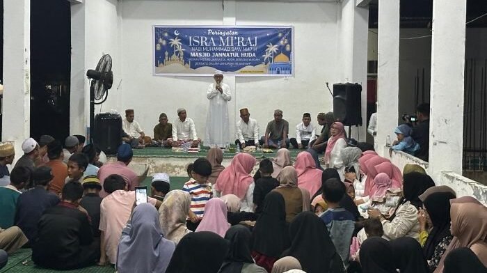 Bupati Kutai Timur Ardiansyah Sulaiman Menghadiri Peringatan Isra Mi'raj Nabi Muhammad SAW 1447 H di Masjid Jannatul Huda Perumahan Griya Bukit Pelangi Sangatta (Kanal 3) pada, Rabu (21/1/2026) malam. Foto: HO/kutaitimurkab.go.id