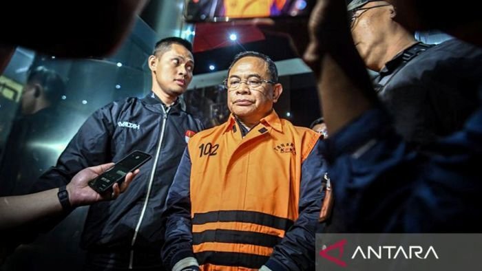 Tersangka kasus dugaan tindak pidana korupsi terkait pemerasan dalam pengisian jabatan perangkat desa di lingkungan Pemerintah Kabupaten Pati Sudewo berjalan meninggalkan Gedung KPK Merah Putih usai pemeriksaan di Jakarta, pada Selasa (20/1/2026). Foto: BorneoFlash/Antara/M. Adimaja