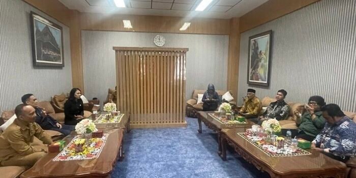 DPRD Kutim menerima Kunker Komisi B DPRD Kota Bontang bertempat di Ruang VIP Sekretariat DPRD Kutai Timur, Bukit Pelangi Sangatta, pada Selasa (27/1/2026). Foto: HO/dprdkutaitimur.id