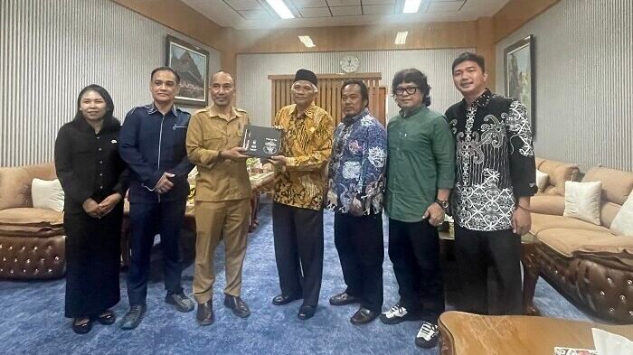 DPRD Kutim menerima Kunker Komisi B DPRD Kota Bontang bertempat di Ruang VIP Sekretariat DPRD Kutai Timur, Bukit Pelangi Sangatta, pada Selasa (27/1/2026). Foto: HO/dprdkutaitimur.id