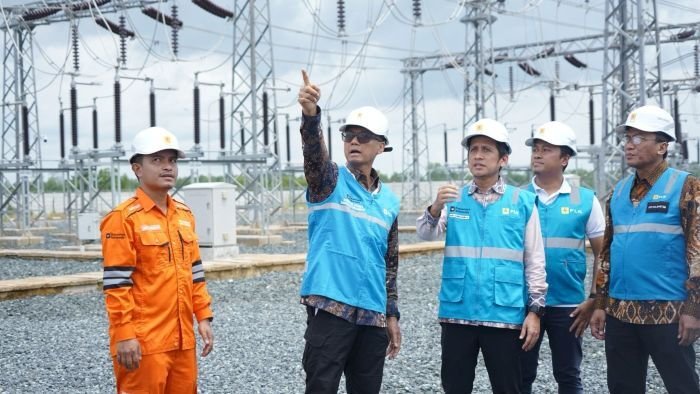 Direktur Utama PLN Darmawan Prasodjo, saat melakukan kunjungan kerja ke KEK Setangga, Kabupaten Tanah Bumbu, Kalimantan Selatan, pada Selasa (13/1/2026). Foto:  HO/PLN UIP Kalimantan Bagian Timur