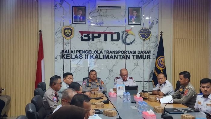 Ditlantas Polda Kaltim melalui Subdit Kamsel melaksanakan kegiatan evaluasi pelaksanaan Rampcheck pada masa angkutan Natal 2025 dan Tahun Baru 2026 yang digelar di Ruang Rapat BPTD Kelas II Kalimantan Timur, pada Rabu (21/1/2026). Foto: HO/Ditlantas Polda Kaltim 