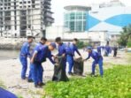 Ditpolairud Polda Kaltim menggelar kegiatan bersih-bersih sampah laut di kawasan pesisir Kaltim. Foto: HO/Ditpolairud Polda Kaltim