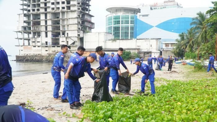 Ditpolairud Polda Kaltim menggelar kegiatan bersih-bersih sampah laut di kawasan pesisir Kaltim. Foto: HO/Ditpolairud Polda Kaltim