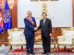 Duta Besar Indonesia untuk Kamboja Santo Darmosumarto (kiri) berjabat tangan dengan Presiden Senat Kamboja Samdech Techo Hun Sen dalam pertemuan perpisahan di Phnom Penh, Kamboja, Senin (26/1/2026). FOTO : ANTARA/HO-KBRI Phnom Penh