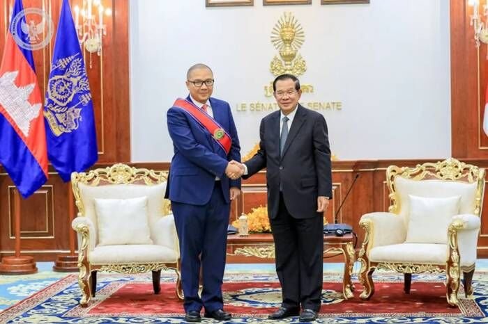 Duta Besar Indonesia untuk Kamboja Santo Darmosumarto (kiri) berjabat tangan dengan Presiden Senat Kamboja Samdech Techo Hun Sen dalam pertemuan perpisahan di Phnom Penh, Kamboja, Senin (26/1/2026). FOTO : ANTARA/HO-KBRI Phnom Penh