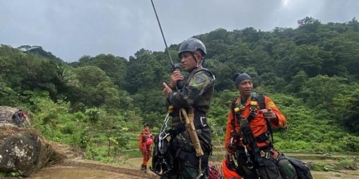 Evakuasi jenazah korban kecelakaan pesawat ATR 42-500. Foto: BorneoFlash/Dok. Istimewa