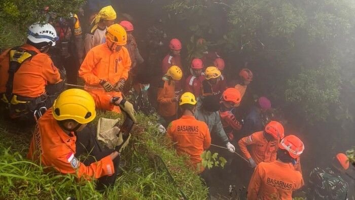 Evakuasi jenazah korban kecelakaan pesawat ATR 42-500. Foto: BorneoFlash/Dok. Istimewa