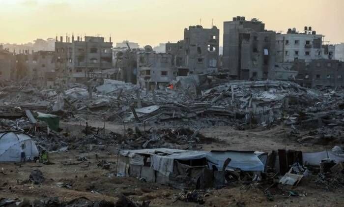 Warga Palestina terlihat setelah mereka kembali ke daerah Sheikh Radwan yang hancur di utara Kota Gaza pada 6 November 2025. FOTO : ANTARA/Xinhua/Rizek Abdeljawad