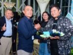 General Manager Bandara SAMS Sepinggan Balikpapan General Manager Bandara SAMS Sepinggan Balikpapan, R. Iwan Winaya Mahdar, bersama jajaran pejabat PT Angkasa Pura Indonesia, menyapa penumpang dan menyerahkan kenang-kenangan bunga dan souvenir khas Kalimantan kepada para penumpang terakhir di tahun 2025, pada Rabu (31/12/2025). Foto: BorneoFlash/Ist