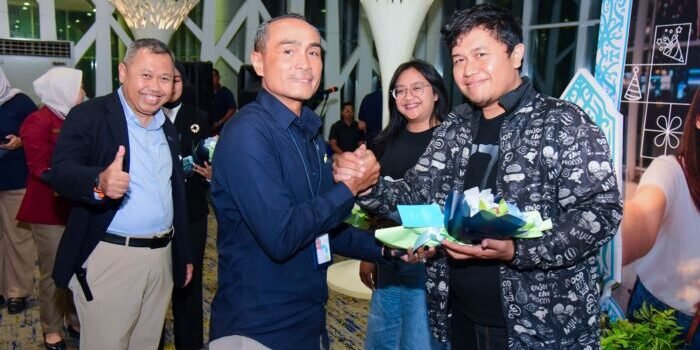General Manager Bandara SAMS Sepinggan Balikpapan, R. Iwan Winaya Mahdar, bersama jajaran pejabat PT Angkasa Pura Indonesia, menyapa penumpang dan menyerahkan kenang-kenangan bunga dan souvenir khas Kalimantan kepada para penumpang terakhir di tahun 2025,