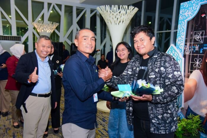 Bandara SAMS Sepinggan Balikpapan Lepas Penumpang Terakhir 2025 dengan Souvenir Khas Kalimantan