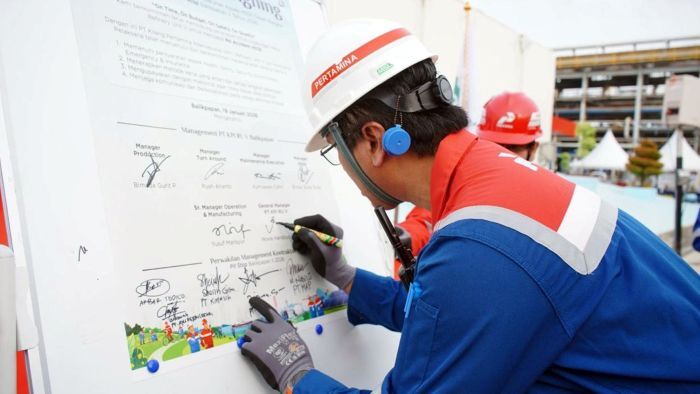 General Manager PT KPI Unit Balikpapan, Novie Handoyo Anto, Saat penandatanganan komitmen keselamatan antara PT KPI Unit Balikpapan dan kontraktor. Foto: HO/KPI Unit Balikpapan
