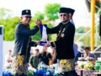 Gubernur Kaltim, H. Rudy Mas'ud menyerahkan sejumlah penghargaan kepada Wali Kota Balikpapan, H. Rahmad Mas’ud pada Peringatan HUT ke 69 Provinsi Kaltim, di Samarinda, pada Jumat (9/1/2026). Foto: HO/Humas Pemkot Balikpapan