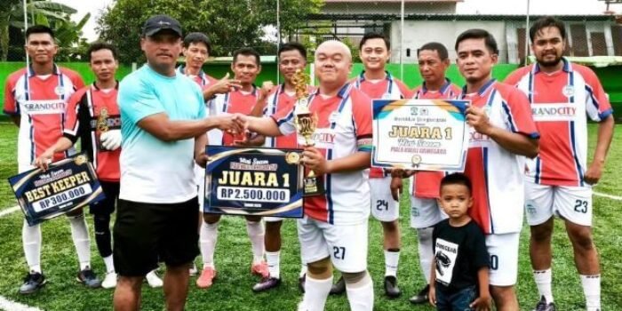 Tim Baltara FC keluar sebagai juara pertama Turnamen Piala Halili Adinegara, di Lapangan Mini Soccer Rumah Kayu GB, Kelurahan Gunung Samarinda Baru, pada Minggu (4/1/2026). Foto: BorneoFlash/Niken Sulastri