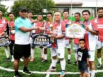 Halili Adinegara saat menyerahkan Piala Halili Adinegara kepada Baltara FC, di Lapangan Mini Soccer Rumah Kayu GB, Kelurahan Gunung Samarinda Baru, pada Minggu (4/1/2026). Foto: BorneoFlash/Niken Sulastri