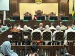 Wamenaker periode 2024–2025 Immanuel (Noel) Ebenezer Gerungan bersama 10 terdakwa lainnya dalam sidang pembacaan surat dakwaan di Pengadilan Tindak Pidana Korupsi pada Pengadilan Negeri Jakarta Pusat, Senin (19/1/2026). FOTO: ANTARA/Agatha Olivia Victoria