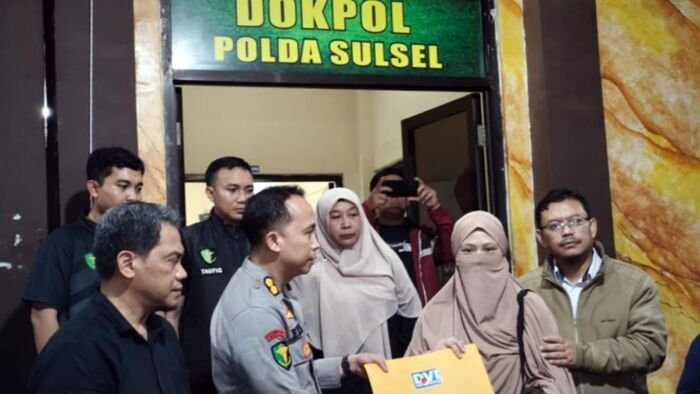 Istri Deden Maulana (dua kanan) korban kecelakaan pesawat ATR 42-500 usai teridentifikasi oleh tim DVI menerima berita acara serah terima jenazah di Posko DVI Biddokkes Polda Sulsel, Jalan Kumala Makassar, Sulawesi Selatan, Rabu (21/1/2026) malam. Foto: BorneoFlash/ANTARA/Darwin Fatir