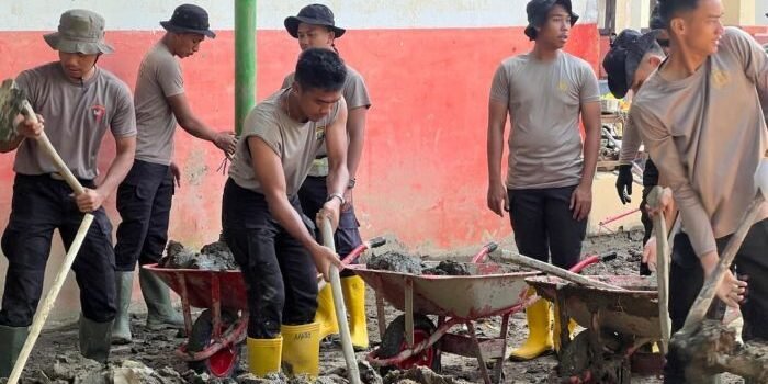 Jajaran Brimob Polda Kaltim yang tengah melaksanakan penugasan BKO di wilayah Polda Aceh melaksanakan kegiatan kemanusiaan berupa pembersihan fasilitas pendidikan yang terdampak bencana alam di Kabupaten Aceh Utara, Pada Senin (05/01/2026). Foto: HO/Humas