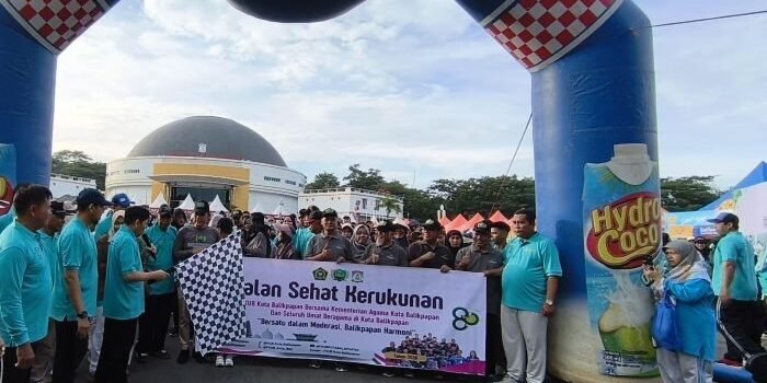 Ratusan warga dari berbagai latar belakang agama, suku, dan komunitas tumpah ruah mengikuti Jalan Sehat Kerukunan dalam rangka peringatan HAB Kementerian Agama Republik Indonesia ke-80 di Halaman Balikpapan Sport and Convention Center (BSCC)/Dome, pada Sabtu (10/1/2026). Foto: BorneoFlash/Niken Sulastri