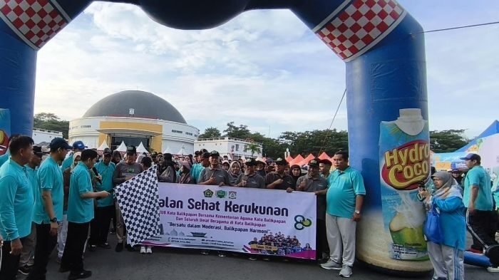 Ratusan warga dari berbagai latar belakang agama, suku, dan komunitas tumpah ruah mengikuti Jalan Sehat Kerukunan dalam rangka peringatan HAB Kementerian Agama Republik Indonesia ke-80 di Halaman Balikpapan Sport and Convention Center (BSCC)/Dome, pada Sabtu (10/1/2026). Foto: BorneoFlash/Niken Sulastri