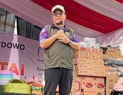 Wakil Wali Kota Balikpapan, H. Bagus Susetyo saat membuka kegiatan Jalan Sehat berbasis Germas yang digelar Perkumpulan Geber Pendowo Kota Balikpapan yang berlangsung di Halaman BSCC/Dome, pada Minggu (25/01/2026). Foto: BorneoFlash/Niken Sulastri