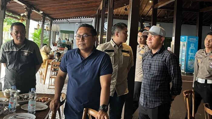 Jelang berakhirnya masa tugasnya di Kota Balikpapan Kombes Pol. Anton Firmanto menggelar silaturahmi bersama insan media di Kampung Pasir Pantai Kumala Balikpapan, pada Minggu (4/1/2026). Foto: BorneoFlash/Ist