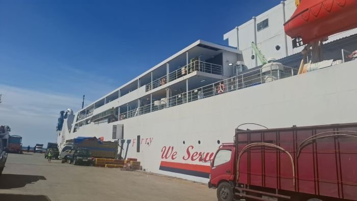 Kapal feri Dharma Kartika IX yang baru tiba dan sandar di Pelabuhan Semayang Balikpapan, Kalimantan Timur, dilaporkan mengalami kondisi miring, pada Selasa (27/1/2026). Foto: BorneoFlash/Niken Sulastri