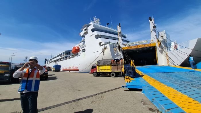 Kapal feri Dharma Kartika IX yang baru tiba dan sandar di Pelabuhan Semayang Balikpapan, Kalimantan Timur, dilaporkan mengalami kondisi miring, pada Selasa (27/1/2026). Foto: BorneoFlash/Niken Sulastri