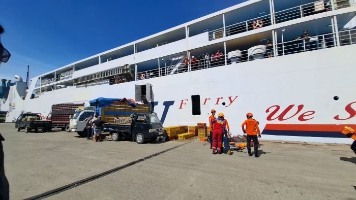Kapal feri Dharma Kartika IX yang baru tiba dan sandar di Pelabuhan Semayang Balikpapan, Kalimantan Timur, dilaporkan mengalami kondisi miring, pada Selasa (27/1/2026). Foto: BorneoFlash/Niken Sulastri
